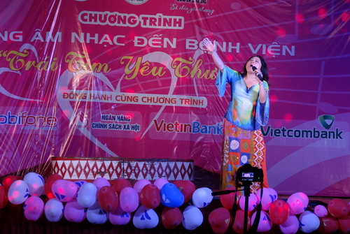 Ca sỹ Siu Black hát tại đêm nhạc gây quỹ hỗ trợ các bệnh nhân nghèo